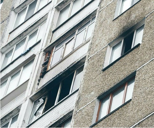 В Киеве на улице Маяковского горела квартира на 11 этаже. Появилось видео