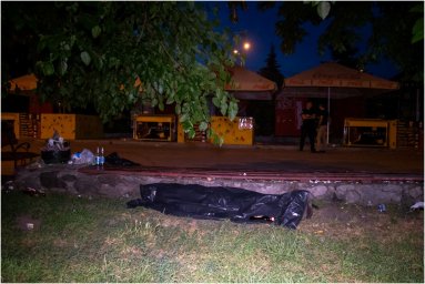 В Киеве мужчина внезапно упал со скамейки  и умер. Появилось видео