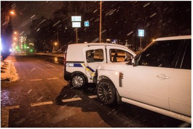 В Киеве столкнулись Range Rover и авто следственно-оперативной группы. Появилось видео