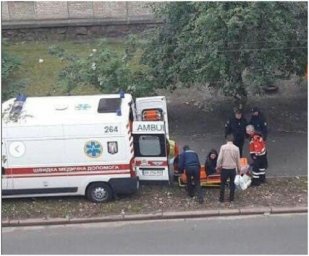 В Киеве девушка выпала из окна многоэтажного дома