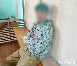 У Гайсині хлопець сокирою і ножем вбив вітчима та ледь е вбив матір. З’явилося відео