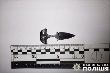 У Києві чоловіка посеред вулиці тяжко поранив незнайомця, який гуляв з собакою