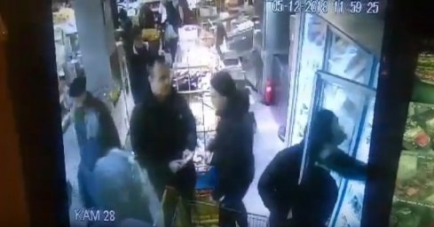 В супермаркете Киева воры попали в объектив видеокамер. Появилось видео