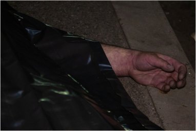 В Киеве на улице Бориса Гмыри мужчина умер посреди улицы. Появилось видео