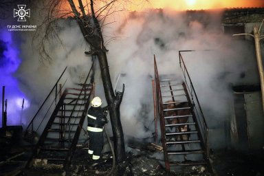 При пожаре в Днепре пострадали три человека. Появилось видео