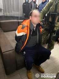 В Киевской области иностранец выгнал жену с ребенком из дома и угрожал полицейским оружием. Появилос