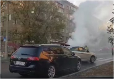 В Киеве на ходу загорелся автомобиль. Появилось видео
