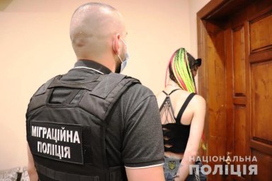 Жительница Ужгорода занималась распространением детской порнографии и шантажом. Появилось видео