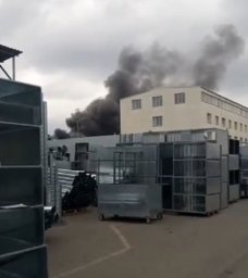 В Киеве масштабный пожар на СТО. Появилось видео