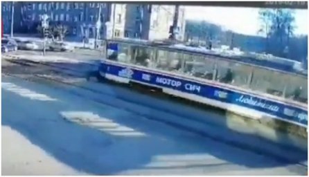 В Запорожье мужчина попал под трамвай. Появилось видео