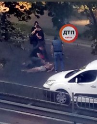 В Киеве мужчина предпринял попытку суицида бросившись под автомобиль