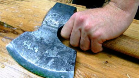 В Київській області чоловік зарубав товариша сокирою