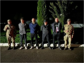 Прикордонники зупинили на березі Тиси чотирьох «водолазів». З’явилося відео