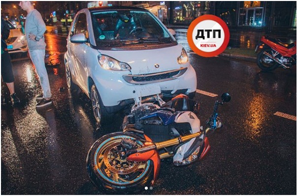 В Киеве столкнулись автомобиль Smart и мотоцикл Honda