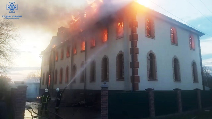 У Чернівецькій області чоловік підпалив церкву та магазин. З’явилось відео