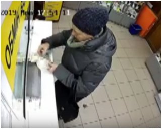 В Одессе разыскивают пожилую женщину, ставшую жертвой грабителя в обменнике. Появилось видео