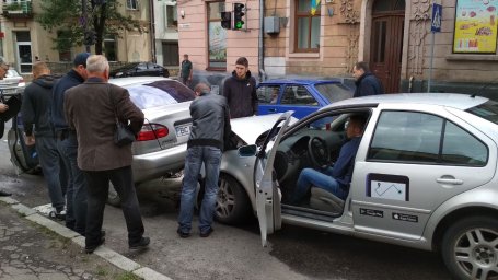 Во Львове произошло ДТП с участием такси Uber