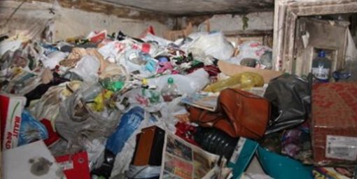 В Чугуеве в одной из квартир под горами мусора найдены трупы