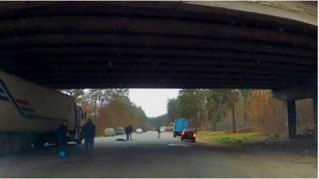 В Харькове мужчина хотел повеситься на мосту, но упал вниз и погиб