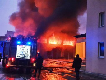 В Харькове горело складское помещение. Появилось видео