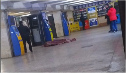 В Харькове в переходе метро внезапно умер мужчина