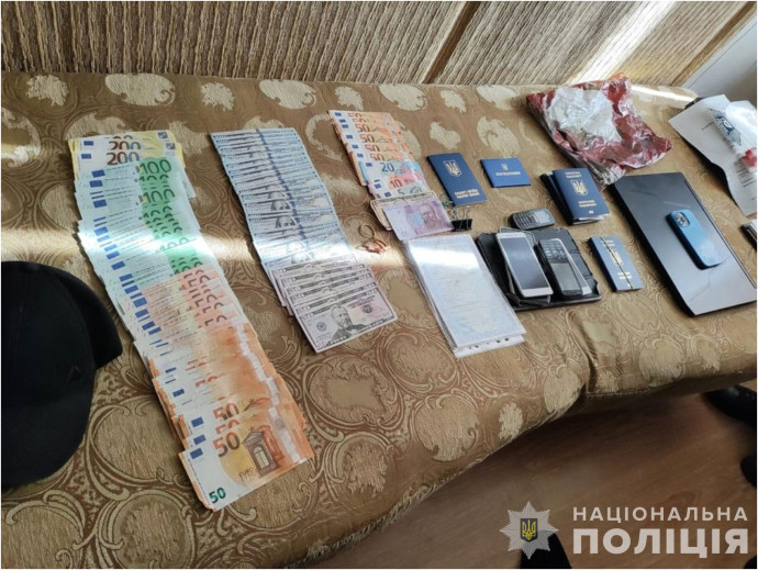 На Буковині викрита злочинна група, яка заробила на схемі виїзду військовозобов'язаних чоловіків 3 м
