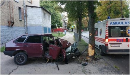 В Харькове легковой автомобиль врезался в дерево