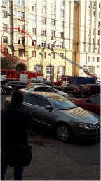 В Харькове мужчина поджег квартиру и влез на карниз дома. Появилось видео