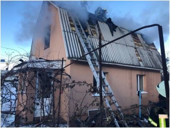 В Киев горел частный дом. Появилось видео
