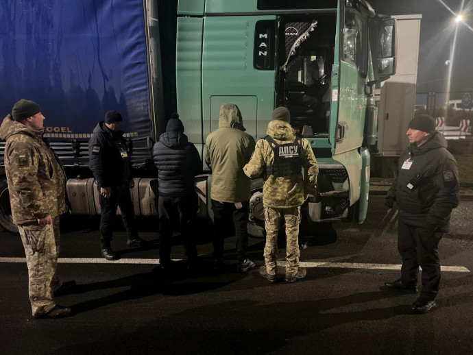 На Львівщині прикордонники виявили чоловіка, який, обклавшись грілками, ховався під вантажівкою