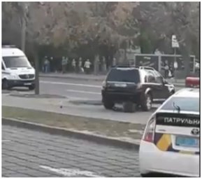 В Киеве возле торгового центра заминирован автомобиль. Появилось видео