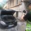 В Одессе двое мужчин подожгли автомобиль. Появилось видео