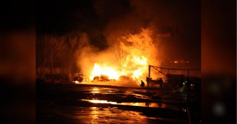 В Закарпатской области после свадьбы дочери мужчина пытался сжечь себя, дом и машину