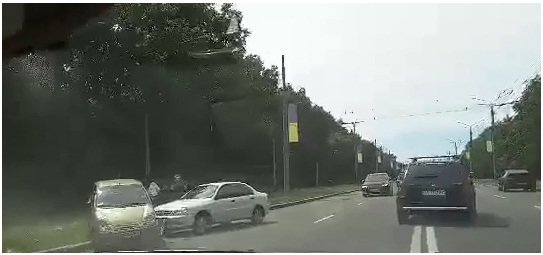 В Харькове на Белгородском шоссе из-за ДТП образовалась пробка. Появилось видео