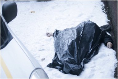 В Киеве пожилой мужчина выпал с третьего этажа и погиб