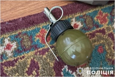 Поліцейські затримали жителя Тернопільщини, який погрожував рідним підірвати гранату