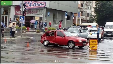 В Тернополе на перекрестке столкнулись 2 автомобиля