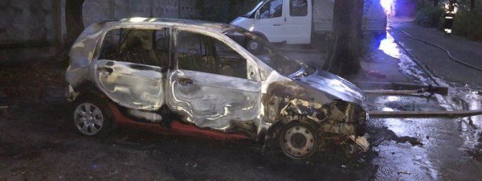 Пожар в Киеве: сгорел автомобиль