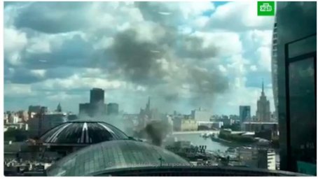 В Москве горит торговый центр. Пожар охватил крышу здания