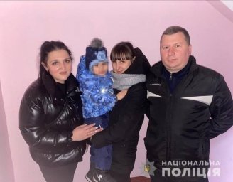 В Киеве женщина с маленьким ребенком хотела выброситься с балкона. Появилось видео