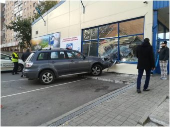 В Полтаве автомобиль въехал в здание магазина, напротив которого стояла девушка