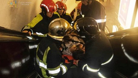 В Киеве мужчина упал на рельсы метро