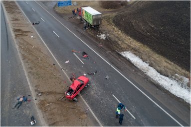 На трассе Днепр-Запорожье столкнулись грузовик и легковое авто. Есть погибшие.  Появилось видео