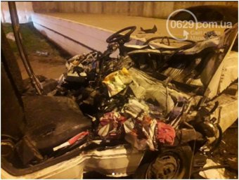 Сегодня в ночное время в Мариуполе автомобиль «Таврия» врезался в бетонное ограждение и вспыхнул. В 