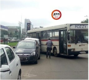 В Киеве на Харьковском мосту автобус «замял» автомобиль