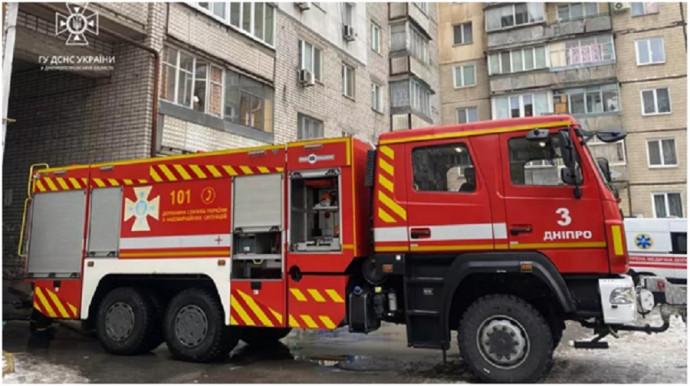 В Дніпрі з палаючої квартири рятувальники винесли літню жінку