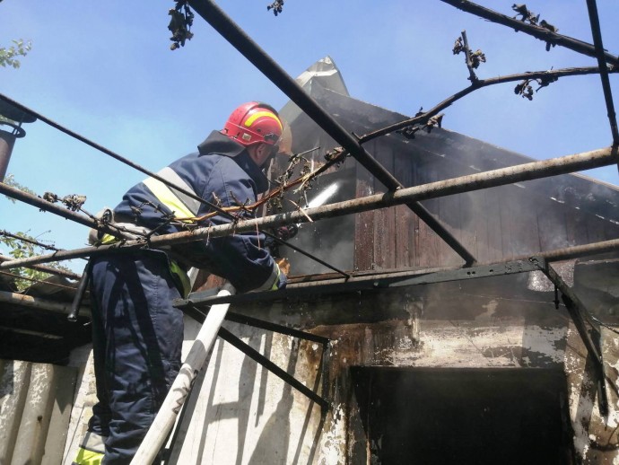 При пожаре в Селидово пострадал пожилой мужчина
