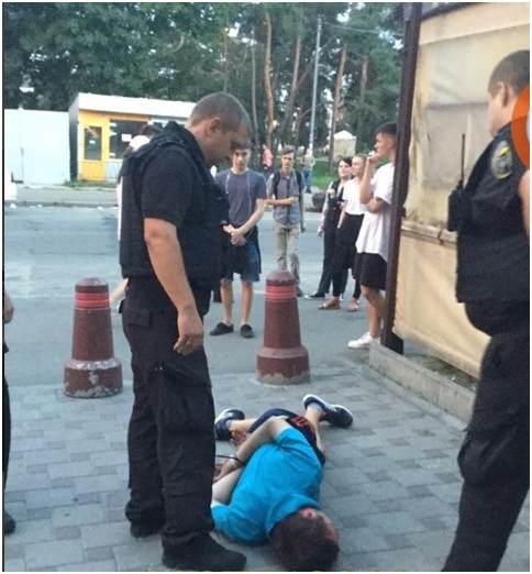 В Киеве на Дарнице неадекватный мужчина бросался на охранников супермаркета