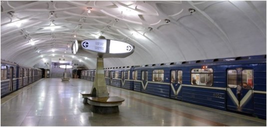 У Харкові чоловік впаів на колії метро