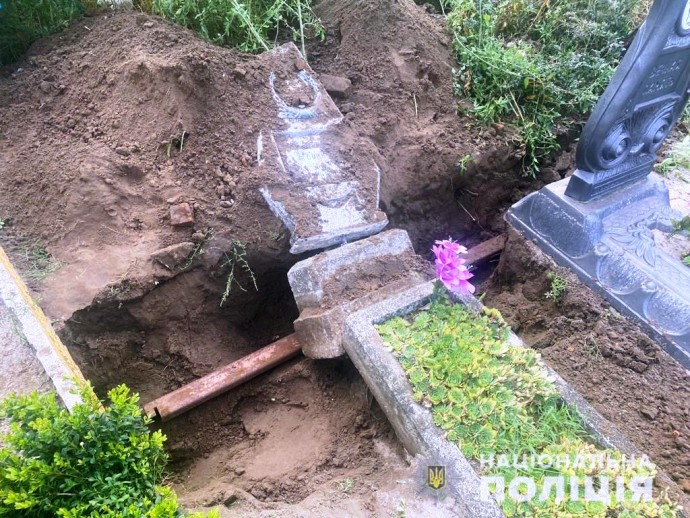 В Павлограде мужчина надругался над могилами на кладбище ради металлолома